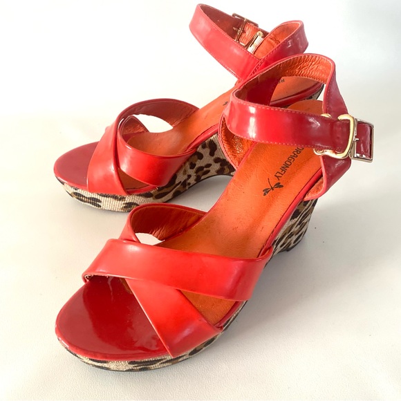 Red Dragonfly Platform Wedge Animal Print Red Heeled Sandals 7 Womens Shoes - Picture 15 of 16